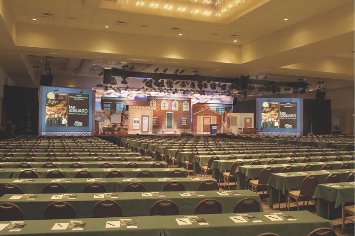 Salón Grand ballroom con montaje en forma de aula