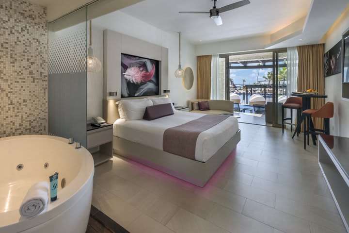 Img - Luxury junior suite swim out Diamond Club