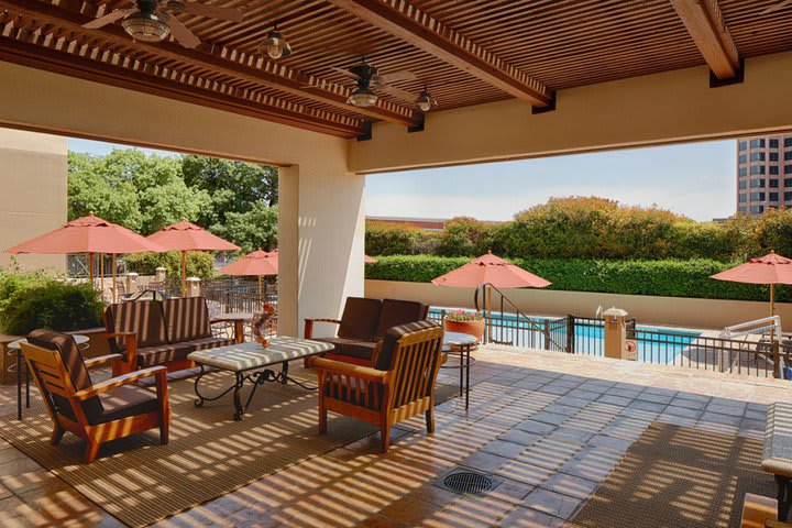 Sitting area in the courtyard at the Holiday Inn San Antonio, hotel near the airport