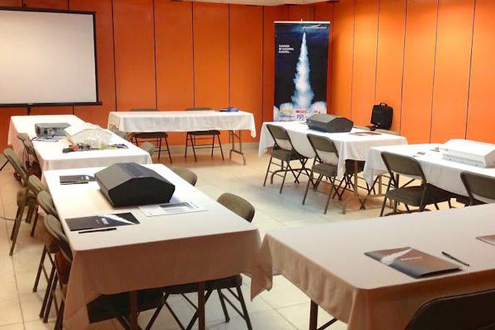 Hay un salón de eventos en la propiedad