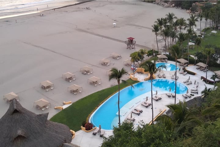 Vista de la playa y la piscina