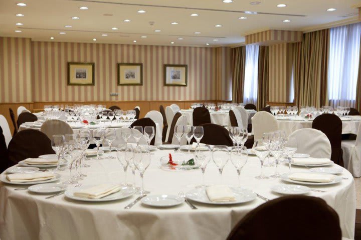 Salón de eventos del Hotel Praga Madrid cerca del Estadio Vicente Calderón