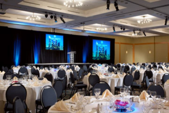 Sheraton Vancouver Wall Centre cuenta con salones con capacidad para 1,800 invitados