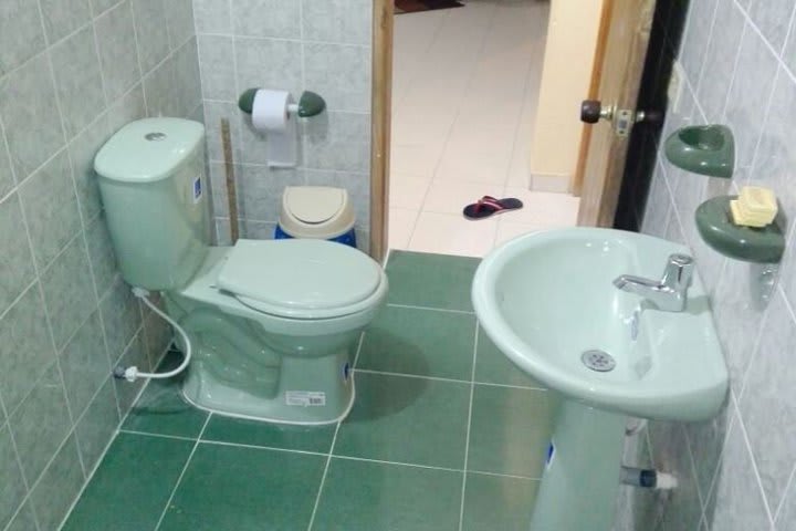 Baño del apartamento de dos dormitorios