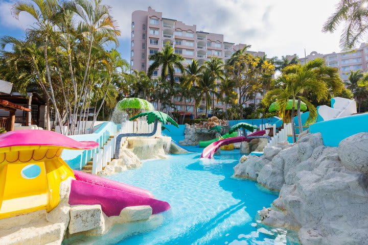 El hotel tiene piscina para niños