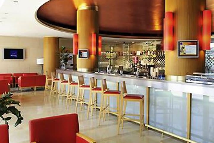 El hotel Novotel Madrid Sanchinarro tiene un bar en el lobby