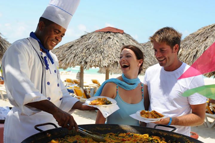 A la carte and buffet service are available at the hotel