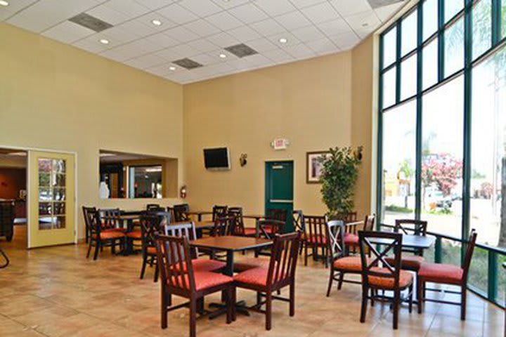 Breakfast lounge at Comfort Inn & Suites Near Universal Studios, hotel in North Hollywood