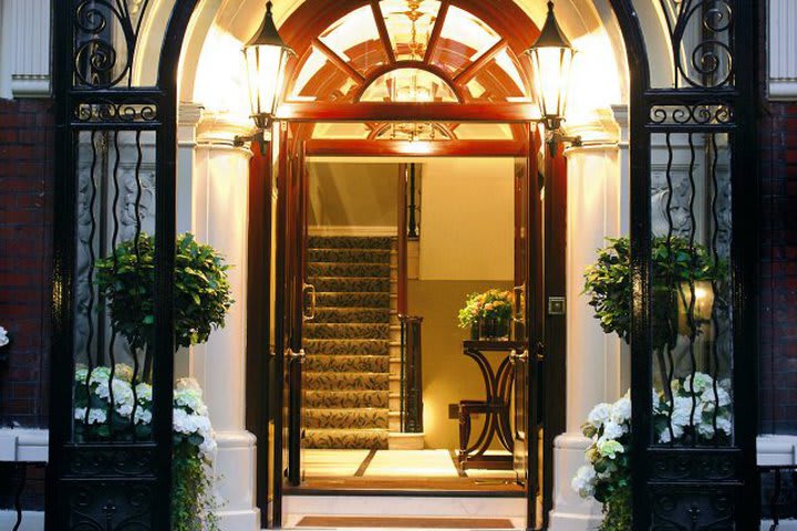 Entrada del lujoso hotel DUKES en Londres