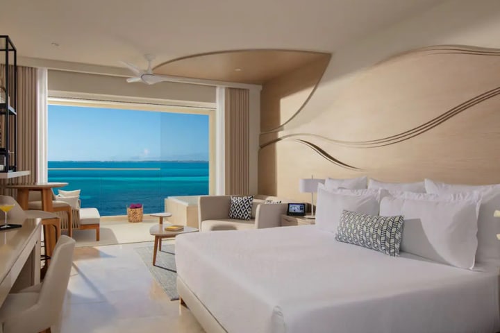 Img - Xhale club Junior Suite upper Ocean Front King - BXUJKF