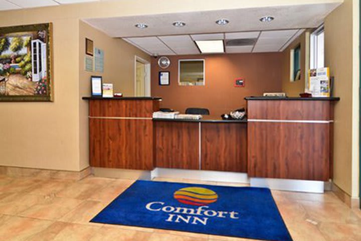 Front desk at the Comfort Inn & Suites Near Universal Studios in North Hollywood