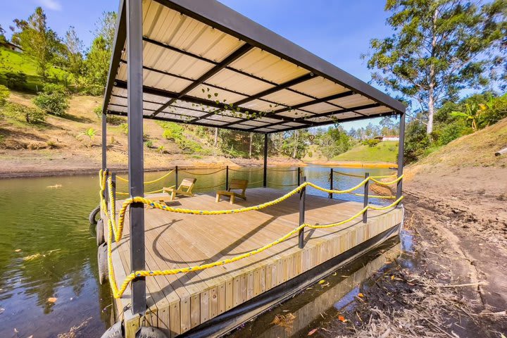 Plataforma de descanso en el embalse