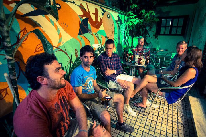 El patio del hostal CabanaCopa en Río de Janeiro está a un costado del bar