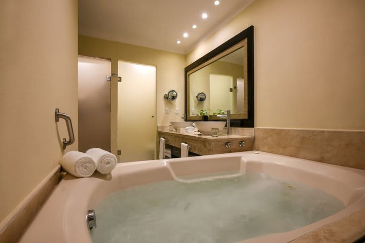 Whirlpool tub of a junior suite swim up beachfront