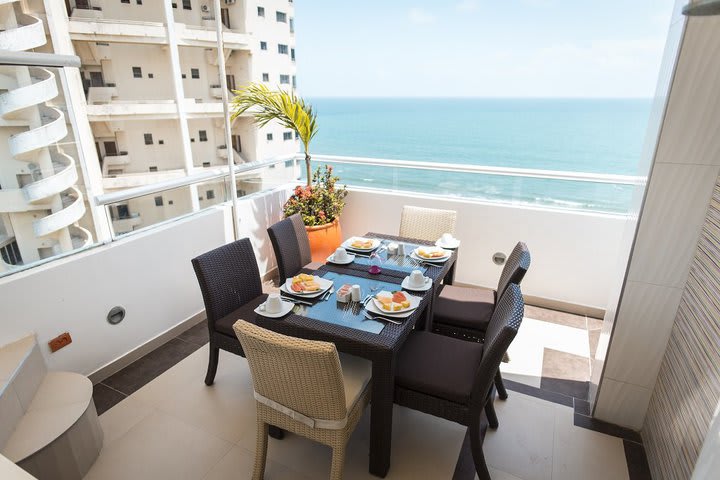 Comedor en la terraza de la habitación