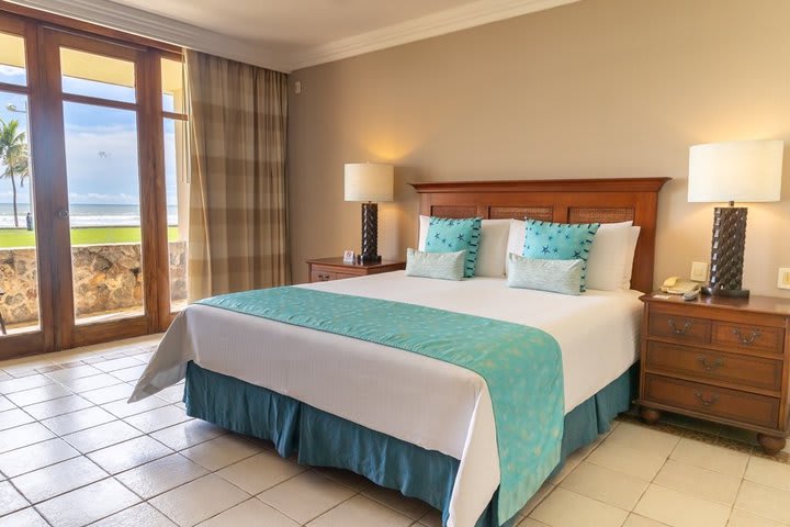 Deluxe king guest room with ocean view