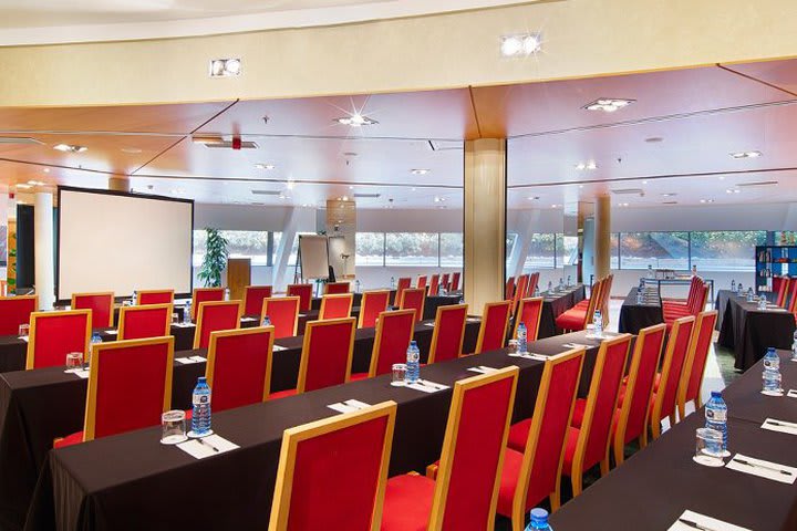 Barcelona Airport Hotel features meeting rooms to accommodate up to 500 guests