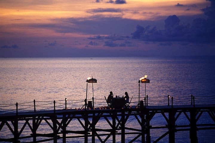 Cena romántica con vista al mar en el Ayana Resort and Spa Bali