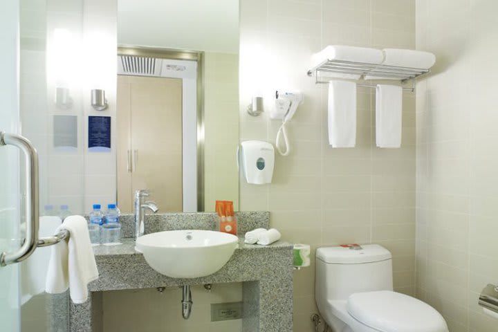 Las habitaciones del Holiday Inn Express Shanghai Zhabei tienen baño privado con regadera