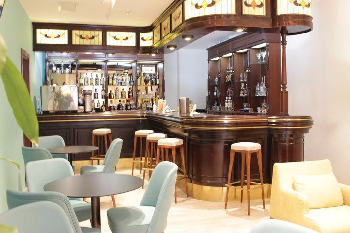 Lobby bar