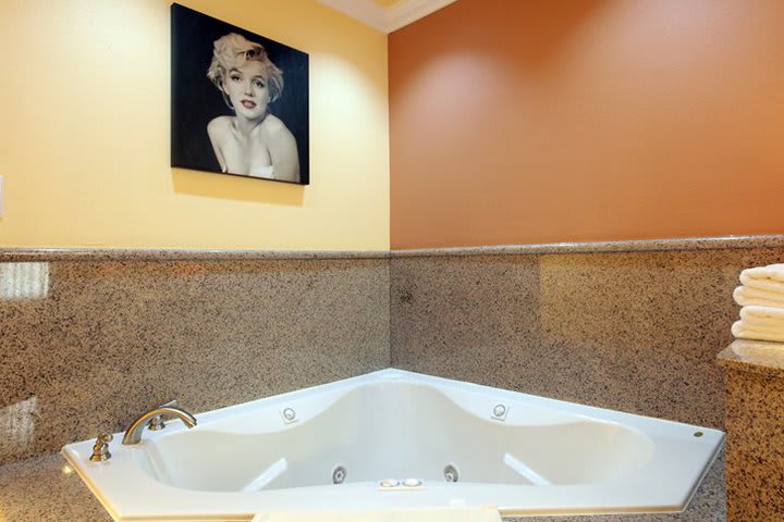 Jacuzzi en una suite del hotel Americas Best Value Inn - Airport North en South San Francisco