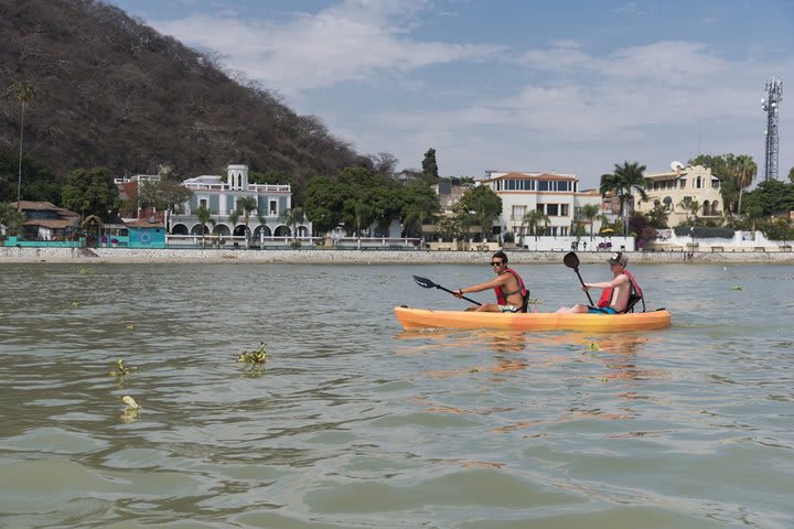 Kayaks en el lago