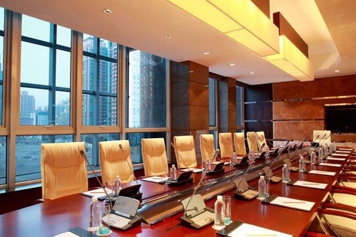 Organize your business meetings in one of the rooms at Howard Johnson Business Club in Shanghai