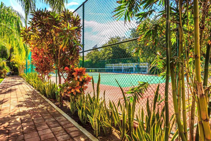 Hay una cancha de tenis en el Paseo del Sol, hotel de condominios en Playa del Carmen