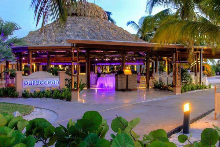 Restaurante PureOcean con especialidades internacionales y mariscos