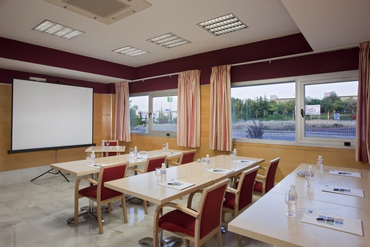 El Holiday Inn Express Madrid - Alcobendas tiene dos salas de juntas