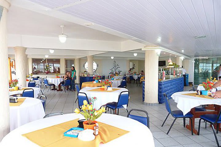 El Hotel Mônaco Manaus tiene un restaurante de comida internacional