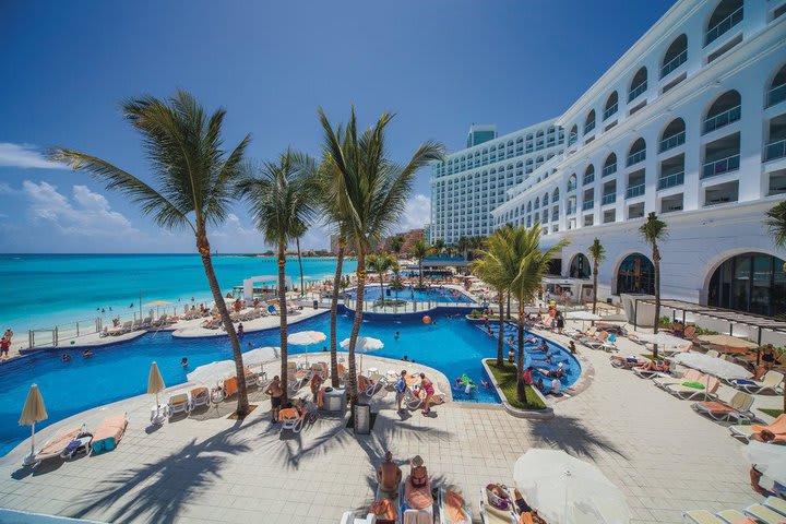 Piscina con vista al mar