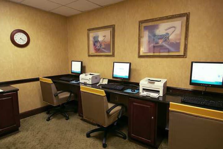 El hotel DoubleTree San Antonio Airport cuenta con un centro de negocios