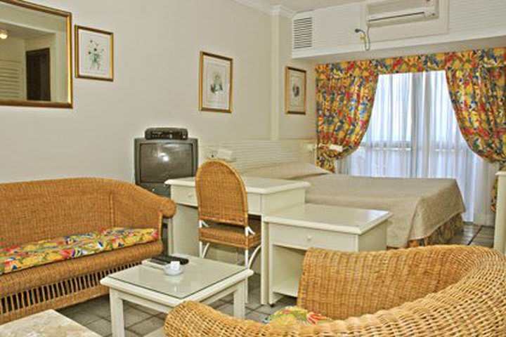 Sitting area in a guest room at the Atlantic Towers Salvador hotel