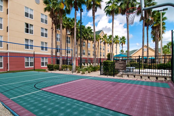 Cancha de basquetbol en el hotel Homewood Suites by Hilton Orlando - UCF Area