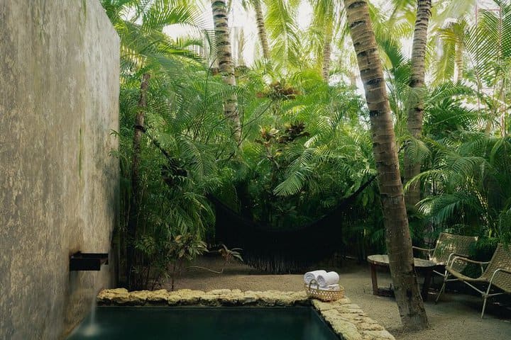 Terraza y piscina en una suite Tierra