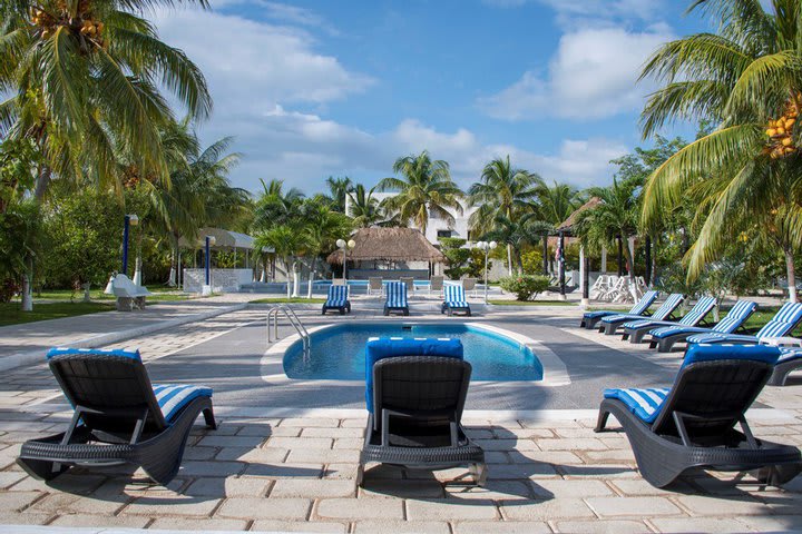 Camas de playa plegables en la piscina