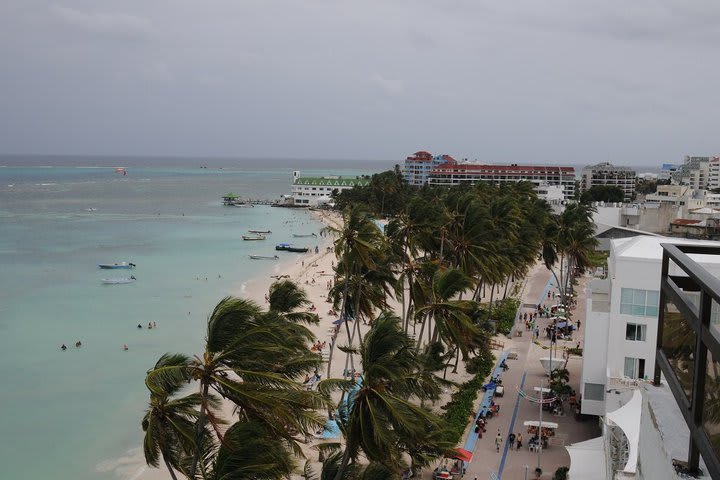 El hotel está frente a la playa principal de la isla de San Andrés