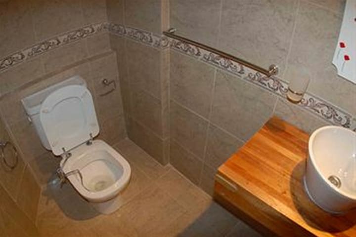 Baño de huéspedes en el Easy Downtown, hotel en Buenos Aires