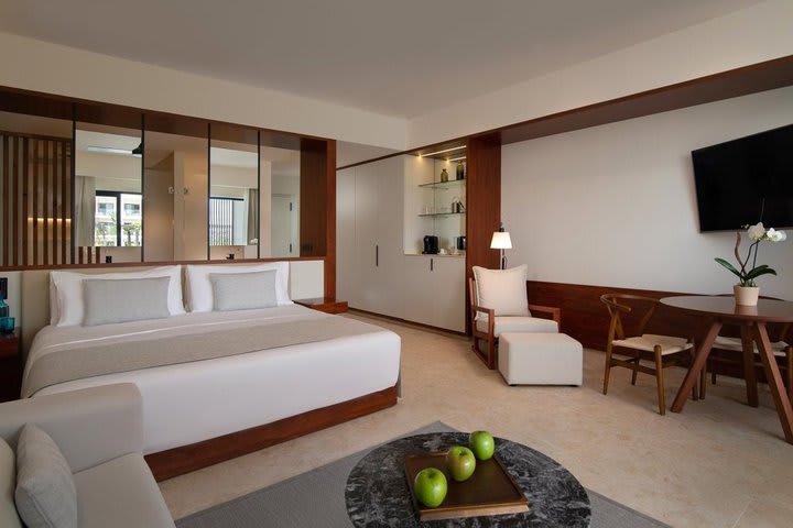 Img - Junior suite deluxe pool view 1 king - PKLV