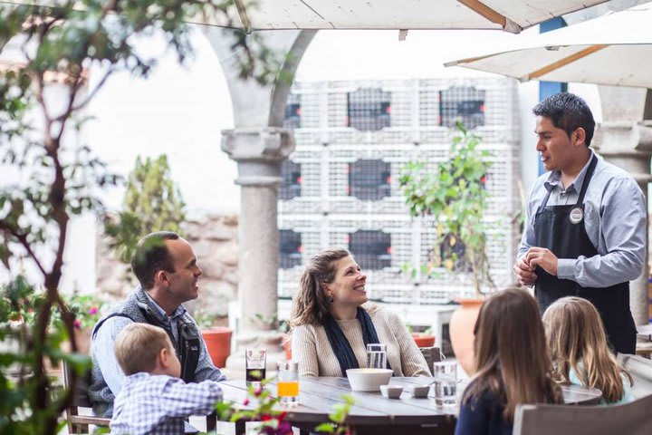 El desayuno se puede disfrutar en la terraza