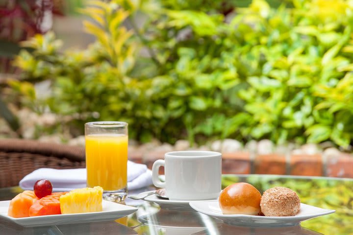 Desayuno servido en la terraza