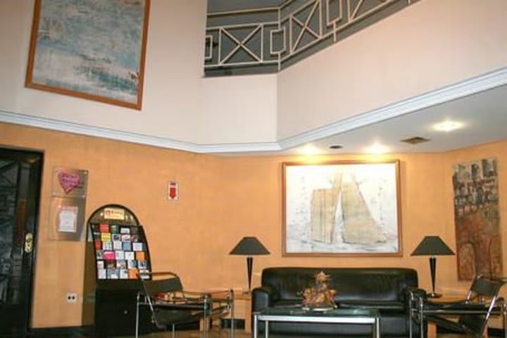 Sitting area in the lobby at Tsue Bienal Flat, hotel in Sao Paulo near Ibirapuera Park