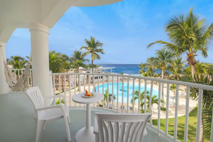 Balcón de una habitación con vista al mar