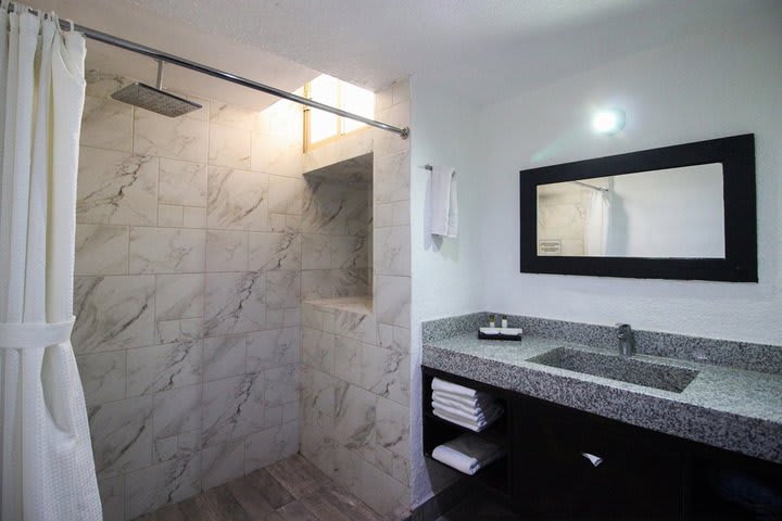 Baño de una habitación en torre ejecutiva