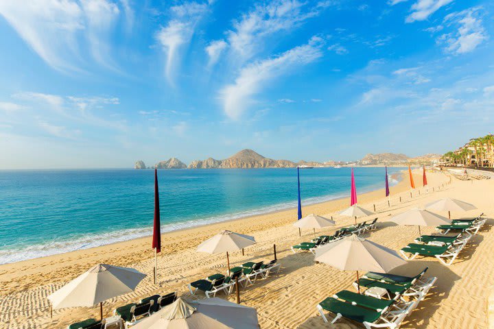 The hotel is facing a quiet beach in Los Cabos