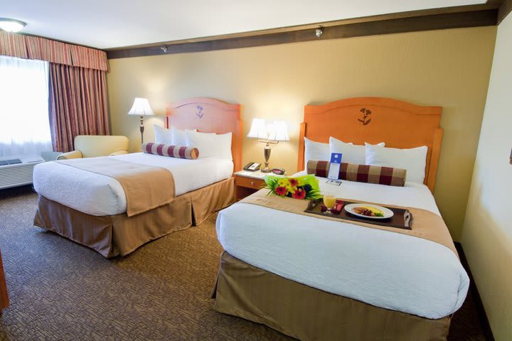 The Best Western Plus Abercorn Inn Vancouver Airport Hotel has rooms with two beds