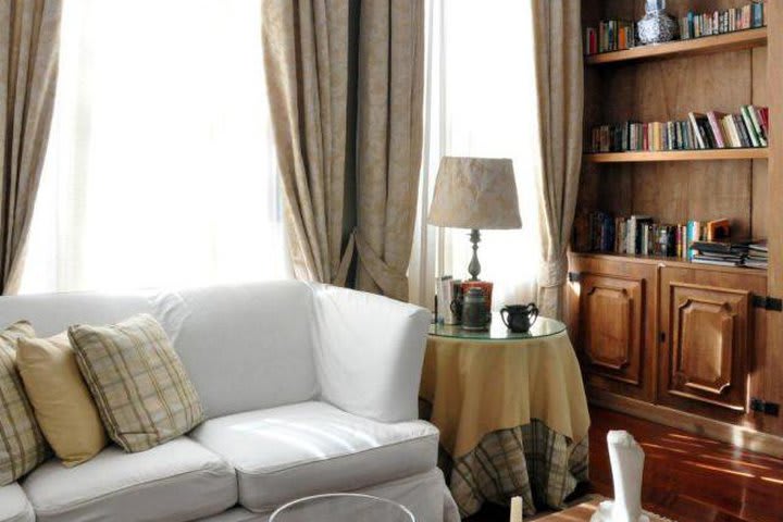 Library at A Casa das Portas Velhas, hotel in Salvador da Bahia