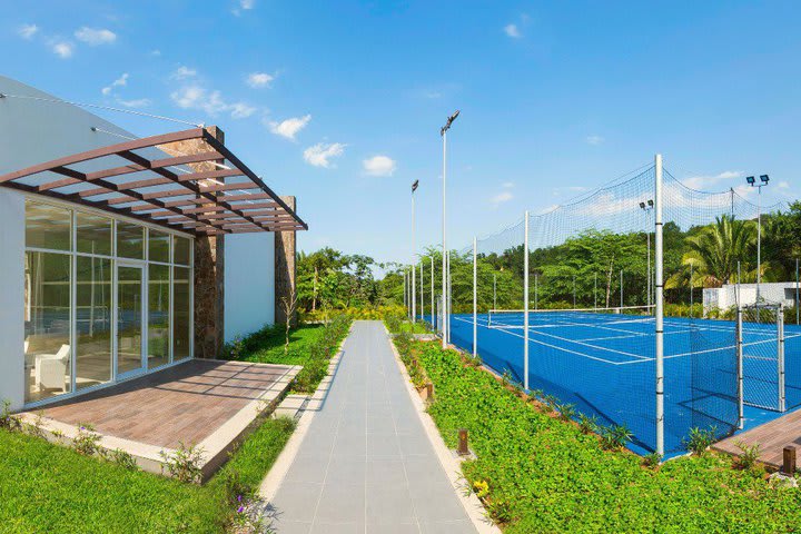 Squash and tennis courts