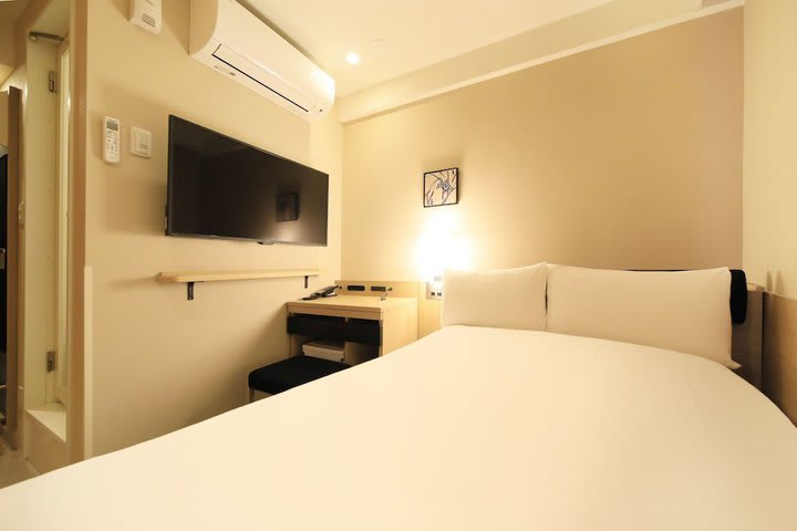 Small Double Room, Smoking